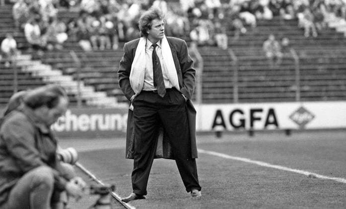 04.11.89 VfB Stuttgart - Borussia Mönchengladbach Deutschland, Stuttgart, 04.11.1989, Fussball, Bundesliga, VfB Stuttgart - Borussia Mönchengladbach (4:0): Arie Haan (Trainer VfB Stuttgart).