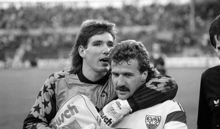 04.11.89 VfB Stuttgart - Borussia Mönchengladbach Deutschland, Stuttgart, 04.11.1989, Fussball, Bundesliga, VfB Stuttgart - Borussia Mönchengladbach (4:0): v.l. Uwe Kamps (Borussia Mönchengladbach), Fritz Walter (VfB Stuttgart).