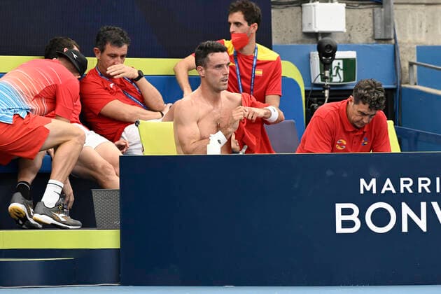 1st January 2022; Ken Rosewall Arena, Sydney, New South Wales, Australia; ATP, Tennis Herren Cup Australia, Sydney, Day 1 Chile versus Spain; change of shirt for Roberto Bautista Agut of Spain  ActionPlus12351916 NigelxOwen