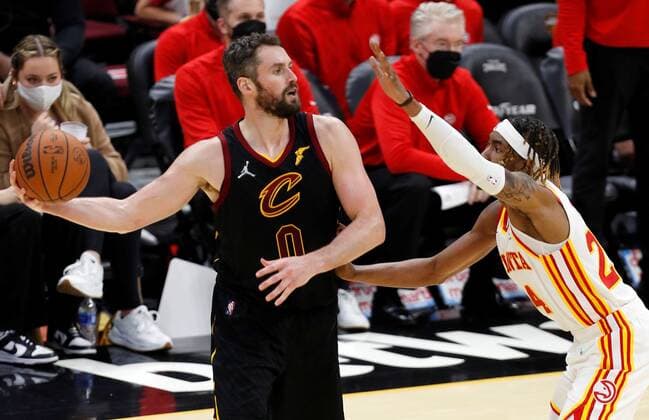 Kevin Love (L) of the Cleveland Cavaliers looks to pass the ball as Wes Iwundu (R) of the Atlanta Hawks defends during the second half of the NBA, Basketball Herren, USA game between the Cleveland Cavaliers and the Atlanta Hawks at Rocket Mortgage Fieldhouse in Cleveland, Ohio, USA, 31 December 2021. Atlanta Hawks at Cleveland Cavaliers !ACHTUNG: NUR REDAKTIONELLE NUTZUNG!  Copyright: xDAVIDxMAXWELLx AME6990 20220101-8d28d62e26f23456f574103bcef321fd53c5fa40