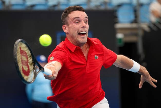 TENNIS ATP, Tennis Herren CUP, Roberto Bautista Agut of Team Spain stretches for a shot during his match against Cristian Garin of Team Chile during Day 1 of the ATP Cup tournament at Ken Rosewall Arena in Sydney, Saturday, January 1, 2022. ( NO ARCHIVING, EDITORIAL USE ONLY, NO USE IN BOOKS WITHOUT CONSENT SYDNEY NSW AUSTRALIA  Copyright: xDAVIDxGRAYx 20220101001610093499
