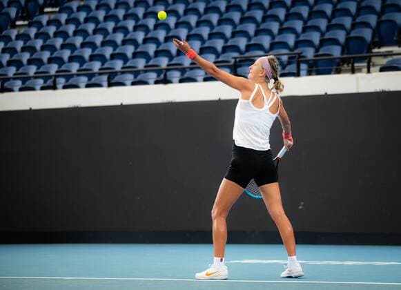 Mandatory Credit: Photo by Rob Prange Shutterstock (12682909bb) Victoria Azarenka of Belarus during practice ahead of the 2022 Adelaide International WTA, Tennis Damen 500 tennis tournament 2022 Adelaide International Pre-Tournament - 01 Jan 2022 2022 Adelaide International Pre-Tournament - 01 Jan 2022  Copyright: xRobxPrange Shutterstockx 12682909bb
