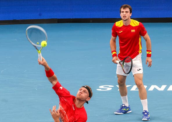 TENNIS ATP, Tennis Herren CUP, Alejandro Davidovich Fokina of Team Spain hits a shot as team mate Pedro Martinez watches during their doubles match against Tomas Barrios Vera and Alejandro Table of Team Chile during Day 1 of the ATP Cup tournament at Ken Rosewall Arena in Sydney, Saturday, January 1, 2022. ( NO ARCHIVING, EDITORIAL USE ONLY, NO USE IN BOOKS WITHOUT CONSENT SYDNEY NSW AUSTRALIA  Copyright: xDAVIDxGRAYx 20220101001610109341