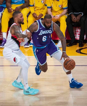 December 31, 2021, Los Angeles, California, USA: LeBron James 6 of the Los Angeles Lakers is defended by Damian Lillard 0 of the Portland Trail Blazers during their NBA, Basketball Herren, USA game at Crypto.com Arena on Friday December 31, 2021 in Los Angeles, California. Lakers defeat the Trail blazers, 139-106. PI Los Angeles USA - ZUMAp124 20211231_zaa_p124_008 Copyright: xJAVIERxROJASx