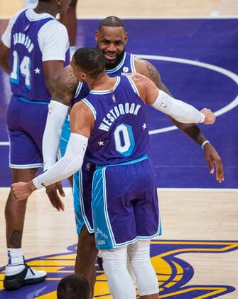 December 31, 2021, Los Angeles, California, USA: LeBron James 6 of the Los Angeles Lakers is congratulated by Russell Westbrook 0 after making a dunk during their NBA, Basketball Herren, USA game at Crypto.com Arena against the Portland Trail Blazers on Friday December 31, 2021 in Los Angeles, California. Lakers defeat the Trail blazers, 139-106. PI Los Angeles USA - ZUMAp124 20211231_zaa_p124_009 Copyright: xJAVIERxROJASx