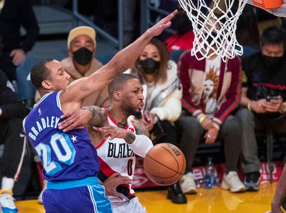 December 31, 2021, Los Angeles, California, USA: Avery Bradley 20 of the Los Angeles Lakers is unable to stop a pass by Damian Lillard 0 of the Portland Trail Blazers during their NBA, Basketball Herren, USA game at Crypto.com Arena on Friday December 31, 2021 in Los Angeles, California. Lakers defeat the Trail blazers, 139-106. PI Los Angeles USA - ZUMAp124 20211231_zaa_p124_010 Copyright: xJAVIERxROJASx