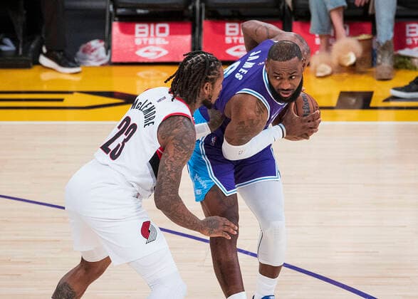 December 31, 2021, Los Angeles, California, USA: LeBron James 6 of the Los Angeles Lakers is defended by Ben McLemore 23 of the Portland Trail Blazers during their NBA, Basketball Herren, USA game at Crypto.com Arena on Friday December 31, 2021 in Los Angeles, California. Lakers defeat the Trail blazers, 139-106. PI Los Angeles USA - ZUMAp124 20211231_zaa_p124_013 Copyright: xJAVIERxROJASx
