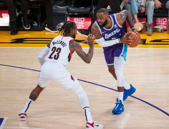 December 31, 2021, Los Angeles, California, USA: LeBron James 6 of the Los Angeles Lakers is defended by Ben McLemore 23 of the Portland Trail Blazers during their NBA, Basketball Herren, USA game at Crypto.com Arena on Friday December 31, 2021 in Los Angeles, California. Lakers defeat the Trail blazers, 139-106. PI Los Angeles USA - ZUMAp124 20211231_zaa_p124_014 Copyright: xJAVIERxROJASx