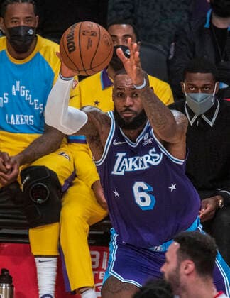December 31, 2021, Los Angeles, California, USA: LeBron James 6 of the Los Angeles Lakers passes the ball during their NBA, Basketball Herren, USA game at Crypto.com Arena against the Portland Trail Blazers on Friday December 31, 2021 in Los Angeles, California. Lakers defeat the Trail blazers, 139-106. PI Los Angeles USA - ZUMAp124 20211231_zaa_p124_019 Copyright: xJAVIERxROJASx
