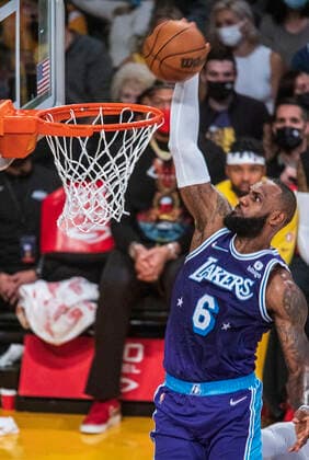 Sport Bilder des Tages December 31, 2021, Los Angeles, California, USA: LeBron James 6 of the Los Angeles Lakers dunks the ball during their NBA, Basketball Herren, USA game at Crypto.com Arena against the Portland Trail Blazers on Friday December 31, 2021 in Los Angeles, California. Lakers defeat the Trail blazers, 139-106. PI Los Angeles USA - ZUMAp124 20211231_zaa_p124_020 Copyright: xJAVIERxROJASx