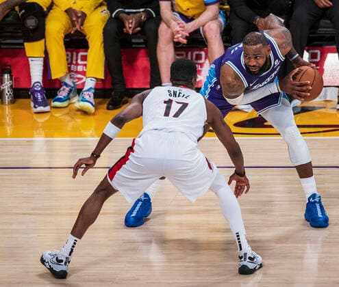 December 31, 2021, Los Angeles, California, USA: LeBron James 6 of the Los Angeles Lakers is defended by Tony Snell 17 of the Portland Trail Blazers during their NBA, Basketball Herren, USA game at Crypto.com Arena on Friday December 31, 2021 in Los Angeles, California. Lakers defeat the Trail blazers, 139-106. PI Los Angeles USA - ZUMAp124 20211231_zaa_p124_025 Copyright: xJAVIERxROJASx