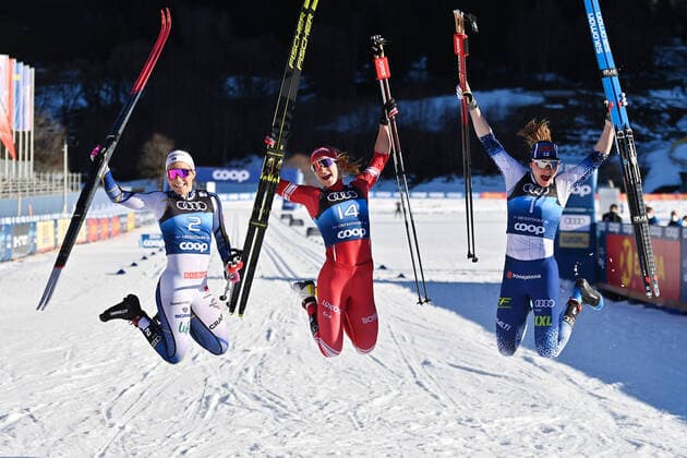 Bilder des Jahres 2022, Sport 01 Januar Sport Themen der Woche KW52 Sport Bilder des Tages 220101 Johanna Hagström of Sweden, Natalia Nepryaeva of Russiaand Johanna Matintalo of Finland celebrate after competing in women s sprint final during Tour de Ski on January 1, 2022 in Oberstdorf. Photo: Maxim Thore BILDBYRAN kod MT MT0281 skidor cross-country skiing langrenn tour de ski day 5 women s sprint bbeng dag 5 jubel sverige *** 220101 Johanna Hagström of Sweden, Natalia Nepryaeva of Russiaand Johanna Matintalo of Finland celebrate after competing in women s sprint final during Tour de Ski on January 1, 2022 in Oberstdorf Photo Maxim Thore BILDBYRAN kod MT MT0281 skidor cross country skiing langrenn tour de ski day 5 women s sprint bbeng day 5 cheers sweden,  Copyright: MAXIMxTHORE BB220101MT073
