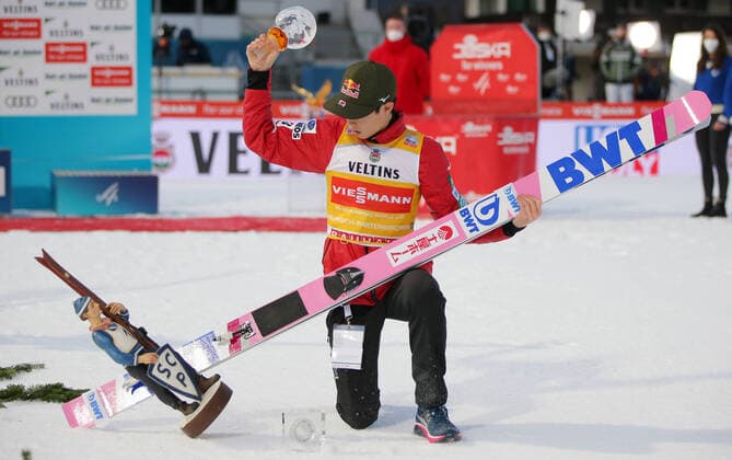 Bilder des Jahres 2022, Sport 01 Januar Sport Themen der Woche KW52 Sport Bilder des Tages Ski jumping, Skispringen, Ski, nordisch - FIS WC Garmisch-Partenkirchen GARMISCH-PARTENKIRCHEN,GERMANY,01.JAN.22 - NORDIC SKIING, SKI JUMPING - FIS World Cup, Four Hills Tournament, large hill. Image shows Ryoyu Kobayashi (JPN). Keywords: broken trophy.  GEPAxpictures xThomasxBachun