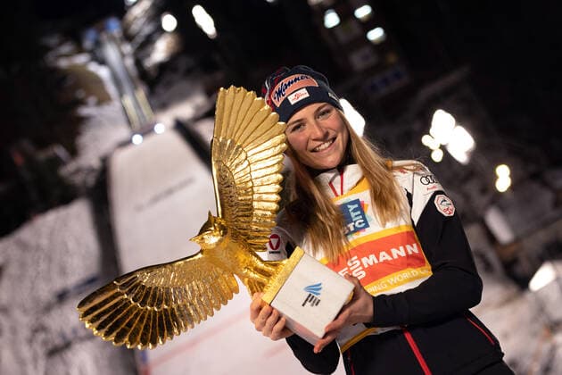 Ski jumping, Skispringen, Ski, nordisch - FIS WC Ljubno LJUBNO,SLOVENIA,01.JAN.22 - NORDIC SKIING, SKI JUMPING - FIS World Cup, normal hill, ladies, award ceremony Silvester Tour. Image shows the rejoicing of Sara Marita Kramer (AUT). keywords: trophy.  GEPAxpictures xMaticxKlansek