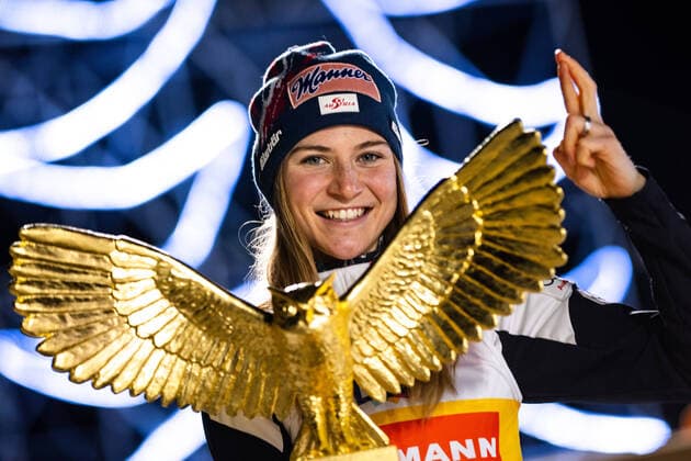 Bilder des Jahres 2022, Sport 01 Januar Sport Themen der Woche KW52 Sport Bilder des Tages Ski jumping, Skispringen, Ski, nordisch - FIS WC Ljubno LJUBNO,SLOVENIA,01.JAN.22 - NORDIC SKIING, SKI JUMPING - FIS World Cup, normal hill, ladies. Image shows the rejoicing of Marita Kramer (AUT). Keywords: trophy.  GEPAxpictures xMaticxKlansek