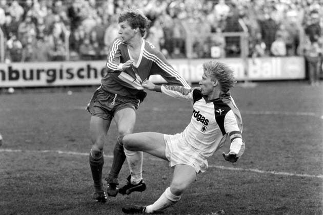 20.02.88 Borussia Mönchengladbach - VfB Stuttgart Deutschland, Mönchengladbach, 20.02.1988, Fussball, Bundesliga, Borussia Mönchengladbach - VfB Stuttgart (0:1): v.l. Alexander Strehmel (VfB Stuttgart), Uwe Rahn (Borussia Mönchengladbach).