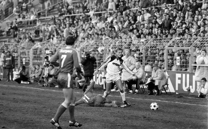 20.02.88 Borussia Mönchengladbach - VfB Stuttgart Deutschland, Mönchengladbach, 20.02.1988, Fussball, Bundesliga, Borussia Mönchengladbach - VfB Stuttgart (0:1): v.l. Maurizio Gaudino (VfB Stuttgart), Jörg Neun (Borussia Mönchengladbach). *** 20 02 88 Borussia Mönchengladbach VfB Stuttgart Germany, Mönchengladbach, 20 02 1988, Football, Bundesliga, Borussia Mönchengladbach VfB Stuttgart 0 1 v l Maurizio Gaudino VfB Stuttgart , Jörg Neun Borussia Mönchengladbach