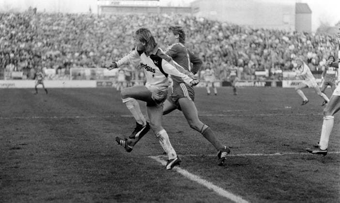 20.02.88 Borussia Mönchengladbach - VfB Stuttgart Deutschland, Mönchengladbach, 20.02.1988, Fussball, Bundesliga, Borussia Mönchengladbach - VfB Stuttgart (0:1): v.l. Jörg Neun (Borussia Mönchengladbach), Guido Buchwald (VfB Stuttgart). *** 20 02 88 Borussia Mönchengladbach VfB Stuttgart Germany, Mönchengladbach, 20 02 1988, Football, Bundesliga, Borussia Mönchengladbach VfB Stuttgart 0 1 v l Jörg Neun Borussia Mönchengladbach , Guido Buchwald VfB Stuttgart