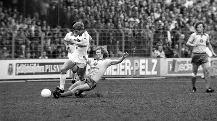 12.05.79 Eintracht Braunschweig - VfB Stuttgart Deutschland, Braunschweig, 12.05.1979, Fussball, Bundesliga, Eintracht Braunschweig - VfB Stuttgart (2:2): v.l. Karlheinz Förster (VfB Stuttgart), Wolfgang Grobe (Eintracht Braunschweig). *** 12 05 79 Eintracht Braunschweig VfB Stuttgart Germany, Braunschweig, 12 05 1979, Football, Bundesliga, Eintracht Braunschweig VfB Stuttgart 2 2 v l Karlheinz Förster VfB Stuttgart , Wolfgang Grobe Eintracht Braunschweig