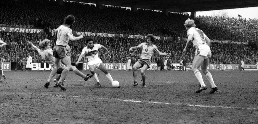 12.05.79 Eintracht Braunschweig - VfB Stuttgart Deutschland, Braunschweig, 12.05.1979, Fussball, Bundesliga, Eintracht Braunschweig - VfB Stuttgart (2:2): v.l. Wolfgang Grobe, Dietmar Erler (beide Eintracht Braunschweig), Hansi Müller (VfB Stuttgart), Dieter Zembski (Eintracht Braunschweig). *** 12 05 79 Eintracht Braunschweig VfB Stuttgart Germany, Braunschweig, 12 05 1979, Football, Bundesliga, Eintracht Braunschweig VfB Stuttgart 2 2 f l Wolfgang Grobe, Dietmar Erler both Eintracht Braunschweig , Hansi Müller VfB Stuttgart , Dieter Zembski Eintracht Braunschweig