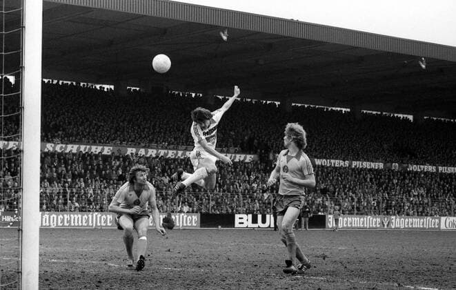 12.05.79 Eintracht Braunschweig - VfB Stuttgart Deutschland, Braunschweig, 12.05.1979, Fussball, Bundesliga, Eintracht Braunschweig - VfB Stuttgart (2:2): v.l. Franz Merkhoffer (Eintracht Braunschweig), Walter Kelsch (VfB Stuttgart), Wolfgang Grobe (Eintracht Braunschweig). *** 12 05 79 Eintracht Braunschweig VfB Stuttgart Germany, Braunschweig, 12 05 1979, Football, Bundesliga, Eintracht Braunschweig VfB Stuttgart 2 2 v l Franz Merkhoffer Eintracht Braunschweig , Walter Kelsch VfB Stuttgart , Wolfgang Grobe Eintracht Braunschweig