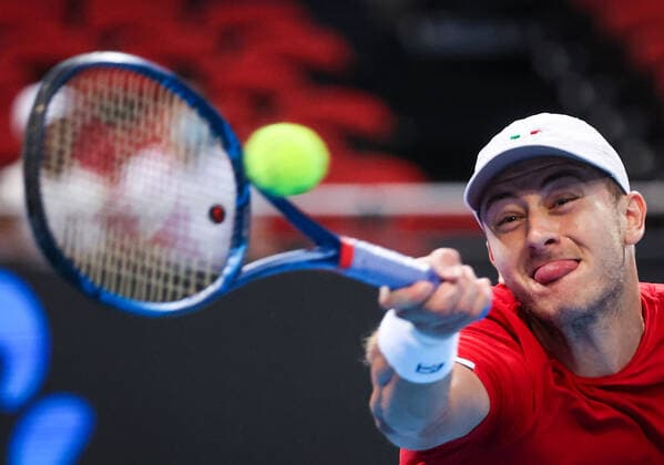 TENNIS ATP, Tennis Herren CUP, Brayden Schnur of Team Canada hits a shot during his match against John Isner of Team USA during his match on day 2 of the ATP Cup tennis tournament at Qudos Arena in Sydney, Sunday, January 2, 2022. ( NO ARCHIVING, EDITORIAL USE ONLY, NO USE IN BOOKS WITHOUT CONSENT SYDNEY NSW AUSTRALIA  Copyright: xDAVIDxGRAYx 20220102001610258617