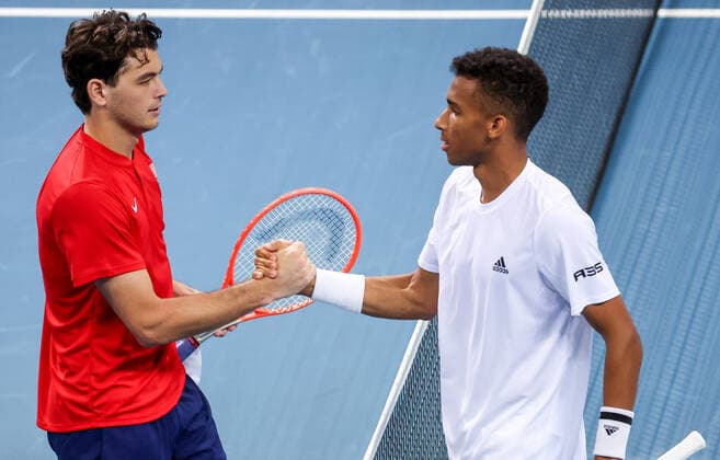 Sport Bilder des Tages TENNIS ATP, Tennis Herren CUP, Taylor Fritz (L) of Team USA shakes hands with Felix Auger-Aliassime of Team Canada after their match on day 2 of the ATP Cup tennis tournament at Qudos Arena in Sydney, Sunday, January 2, 2022. ( NO ARCHIVING, EDITORIAL USE ONLY, NO USE IN BOOKS WITHOUT CONSENT SYDNEY NSW AUSTRALIA  Copyright: xDAVIDxGRAYx 20220102001610276966