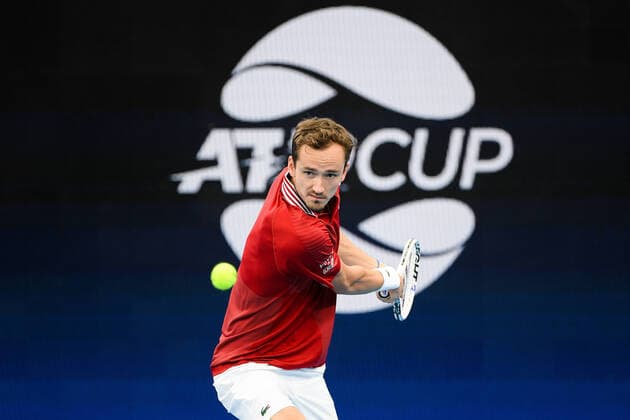 Sport Bilder des Tages SYDNEY, AUSTRALIA - JANUARY 02: Daniil Medvedev of Russia plays a backhand during the ATP, Tennis Herren Cup Tennis match between Daniil Medvedev of Russia and Ugo Humbert of France at Ken Rosewall Arena on January 02, 2022 in Sydney, Australia. (Photo by Steven Markham Icon Sportswire) TENNIS: JAN 02 ATP Cup Sydney Icon2201020100