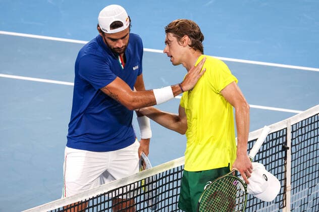 TENNIS ATP, Tennis Herren CUP, Matteo Berrettini (L) of Team Italy congratulates Alex De Minaur of Team Australia after their match on day 2 of the ATP Cup tennis tournament at Qudos Arena in Sydney, Sunday, January 2, 2022. ( NO ARCHIVING, EDITORIAL USE ONLY, NO USE IN BOOKS WITHOUT CONSENT SYDNEY NSW AUSTRALIA  Copyright: xDAVIDxGRAYx 20220102001610315244