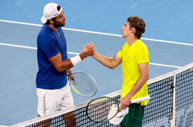 TENNIS ATP, Tennis Herren CUP, Matteo Berrettini (L) of Team Italy shakes hands with Alex De Minaur of Team Australia after their match on day 2 of the ATP Cup tennis tournament at Qudos Arena in Sydney, Sunday, January 2, 2022. ( NO ARCHIVING, EDITORIAL USE ONLY, NO USE IN BOOKS WITHOUT CONSENT SYDNEY NSW AUSTRALIA  Copyright: xDAVIDxGRAYx 20220102001610315260