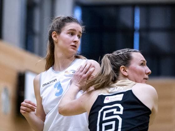 Duesseldorf, Germany, Jan. 2nd 2 Simone Sill ( 3 Capitol Bascats ) and Finja Schaake (6 Tk Hannover) during the 1. Toyota Damen Basketball Bundesliga game between the Capitol Bascats Duesseldorf and Tk Hannover Luchse at Wekita Sportarena in Duesseldorf Tatjana Herzberg SPP Capitol Bascats Duesseldorf v Tk Hannover Luchse 1. Toyota Damen Basketball Bundes Game, Wekita Sportarena 