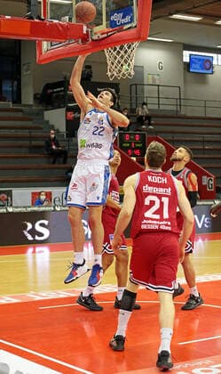 02.01.2022, xovx, Basketball 1. Bundesliga, easy Credit BBL, JobStairs Gießen 46ers - Fraport Skyliners Frankfurt v.l. Brooks DeBisschop (Fraport Skyliners Frankfurt), Florian Koch (Gießen 46ers), Kendale McCullum (Gießen 46ers) Gießen Sporthalle Ost Hessen Deutschland (DE)
