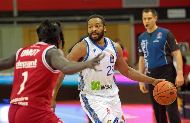 02.01.2022, xovx, Basketball 1. Bundesliga, easy Credit BBL, JobStairs Gießen 46ers - Fraport Skyliners Frankfurt v.l. Nuni Omot (Gießen 46ers), Quantez Robertson (Fraport Skyliners Frankfurt) Gießen Sporthalle Ost Hessen Deutschland (DE)