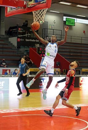 02.01.2022, xovx, Basketball 1. Bundesliga, easy Credit BBL, JobStairs Gießen 46ers - Fraport Skyliners Frankfurt v.l. Brancou Badio (Fraport Skyliners Frankfurt), Kendale McCullum (Gießen 46ers) Gießen Sporthalle Ost Hessen Deutschland (DE)
