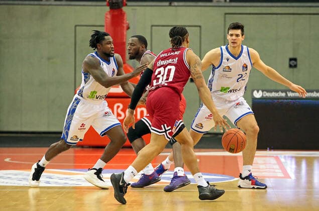 02.01.2022, xovx, Basketball 1. Bundesliga, easy Credit BBL, JobStairs Gießen 46ers - Fraport Skyliners Frankfurt v.l. Will Cherry (Fraport Skyliners Frankfurt), Jalon Miller (Gießen 46ers), Timeric Williams Jr. (Gießen 46ers), Brooks DeBisschop (Fraport Skyliners Frankfurt) Gießen Sporthalle Ost Hessen Deutschland (DE)