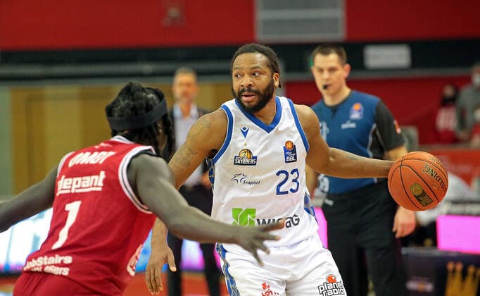 02.01.2022, xovx, Basketball 1. Bundesliga, easy Credit BBL, JobStairs Gießen 46ers - Fraport Skyliners Frankfurt v.l. Nuni Omot (Gießen 46ers), Quantez Robertson (Fraport Skyliners Frankfurt) Gießen Sporthalle Ost Hessen Deutschland (DE)