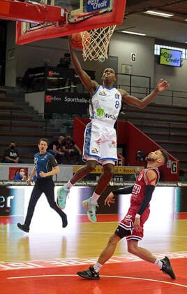02.01.2022, xovx, Basketball 1. Bundesliga, easy Credit BBL, JobStairs Gießen 46ers - Fraport Skyliners Frankfurt v.l. Brancou Badio (Fraport Skyliners Frankfurt), Kendale McCullum (Gießen 46ers) Gießen Sporthalle Ost Hessen Deutschland (DE)