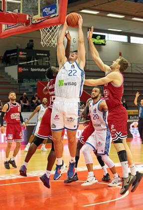 02.01.2022, xovx, Basketball 1. Bundesliga, easy Credit BBL, JobStairs Gießen 46ers - Fraport Skyliners Frankfurt v.l. Kendale McCullum (Gießen 46ers), Jalon Miller (Gießen 46ers), Brooks DeBisschop (Fraport Skyliners Frankfurt), Rasheed Moore (Fraport Skyliners Frankfurt), Florian Koch (Gießen 46ers) Gießen Sporthalle Ost Hessen Deutschland (DE)