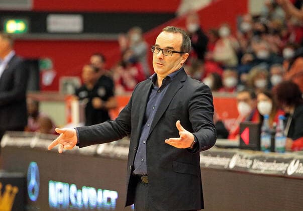 02.01.2022, xovx, Basketball 1. Bundesliga, easy Credit BBL, JobStairs Gießen 46ers - Fraport Skyliners Frankfurt Headcoach Diego Ocampo (Fraport Skyliners Frankfurt) Gießen Sporthalle Ost Hessen Deutschland (DE)