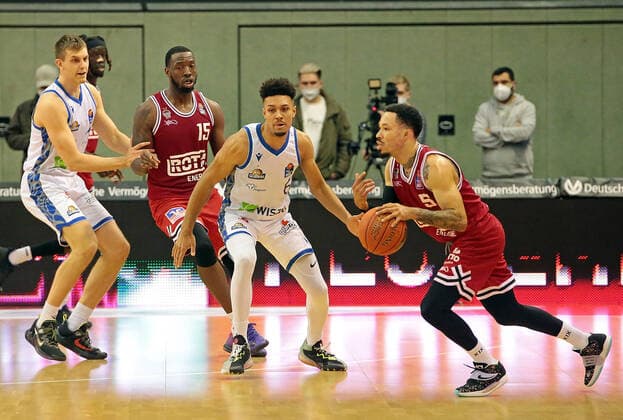 02.01.2022, xovx, Basketball 1. Bundesliga, easy Credit BBL, JobStairs Gießen 46ers - Fraport Skyliners Frankfurt v.l. Lorenz Brenneke (Fraport Skyliners Frankfurt), Jalon Miller (Gießen 46ers), Len Adam Schoormann (Fraport Skyliners Frankfurt), Kyan Anderson (Gießen 46ers) Gießen Sporthalle Ost Hessen Deutschland (DE)