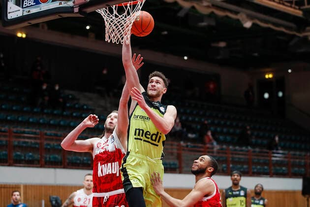 GER, Wuerzburg, tectake-Arena, 02.01.2022, emspor, emonline, despor, deonline, s.Oliver Wuerzburg vs. Medi Bayreuth, easyCredit BBL, 15. Spieltag Bild: v. l. Craig Moller (s.Oliver Wuerzburg), mb, Cameron Hunt (s.Oliver Wuerzburg) Copyright: HMBxMedia JulienxBecker