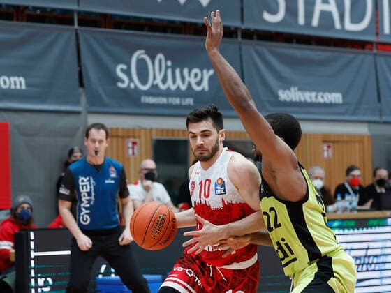 02.01.2022, Basketball, BBL, Hauptrunde, s.Oliver Wuerzburg - medi bayreuth, GER, Wuerzburg, tectake-Arena Bild: v. li. Luciano Parodi (s.Oliver Wuerzburg) und Cameron Wells (medi bayreuth) Copyright: HMBxMedia xHeikoxBecker