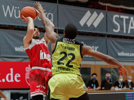02.01.2022, Basketball, BBL, Hauptrunde, s.Oliver Wuerzburg - medi bayreuth, GER, Wuerzburg, tectake-Arena Bild: v. li. Luciano Parodi (s.Oliver Wuerzburg) und Cameron Wells (medi bayreuth) Copyright: HMBxMedia xHeikoxBecker