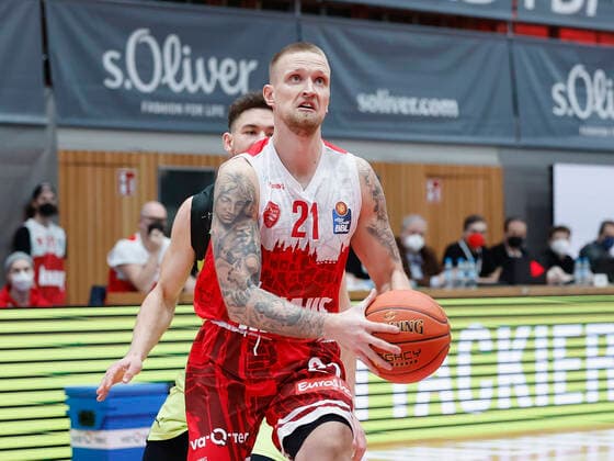 02.01.2022, Basketball, BBL, Hauptrunde, s.Oliver Wuerzburg - medi bayreuth, GER, Wuerzburg, tectake-Arena Bild: v. li. Kevin Wohlrath (medi bayreuth) und Aigars Skele (s.Oliver Wuerzburg) Copyright: HMBxMedia xHeikoxBecker