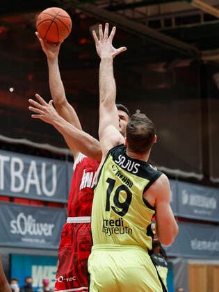02.01.2022, Basketball, BBL, Hauptrunde, s.Oliver Wuerzburg - medi bayreuth, GER, Wuerzburg, tectake-Arena Bild: v. li. Filip Stanic (s.Oliver Wuerzburg) und Martynas Sajus (medi bayreuth) Copyright: HMBxMedia xHeikoxBecker