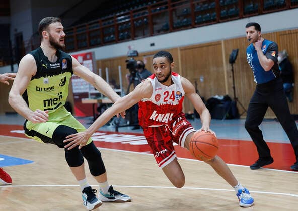 02.01.2022, Basketball, BBL, Hauptrunde, s.Oliver Wuerzburg - medi bayreuth, GER, Wuerzburg, tectake-Arena Bild: v. li. Martynas Sajus (medi bayreuth) und Cameron Hunt (s.Oliver Wuerzburg) Copyright: HMBxMedia xHeikoxBecker