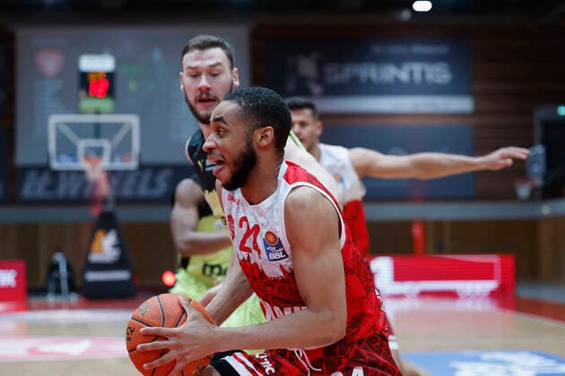 02.01.2022, Basketball, BBL, Hauptrunde, s.Oliver Wuerzburg - medi bayreuth, GER, Wuerzburg, tectake-Arena Bild: v. li. Martynas Sajus (medi bayreuth) und Cameron Hunt (s.Oliver Wuerzburg) Copyright: HMBxMedia xHeikoxBecker