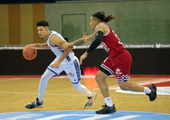 02.01.2022, xovx, Basketball 1. Bundesliga, easy Credit BBL, JobStairs Gießen 46ers - Fraport Skyliners Frankfurt v.l. Len Adam Schoormann (Fraport Skyliners Frankfurt), Timeric Williams Jr. (Gießen 46ers) Gießen Sporthalle Ost Hessen Deutschland (DE)