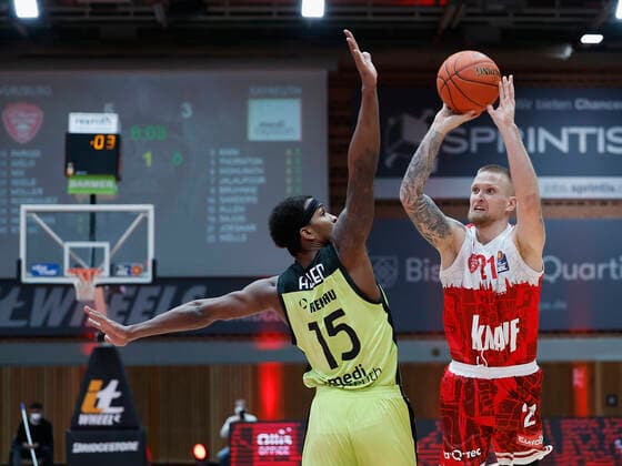 02.01.2022, Basketball, BBL, Hauptrunde, s.Oliver Wuerzburg - medi bayreuth, GER, Wuerzburg, tectake-Arena Bild: v. li. Terry Allen (medi bayreuth) und Aigars Skele (s.Oliver Wuerzburg) Copyright: HMBxMedia xHeikoxBecker