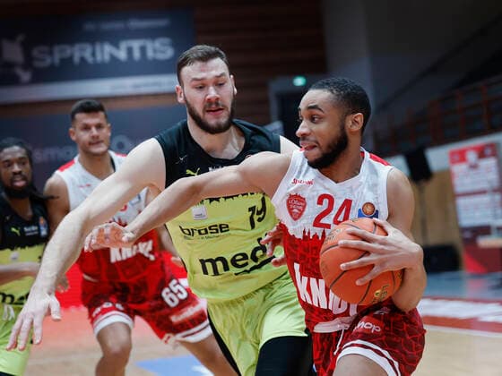 02.01.2022, Basketball, BBL, Hauptrunde, s.Oliver Wuerzburg - medi bayreuth, GER, Wuerzburg, tectake-Arena Bild: v. li. Martynas Sajus (medi bayreuth) und Cameron Hunt (s.Oliver Wuerzburg) Copyright: HMBxMedia xHeikoxBecker